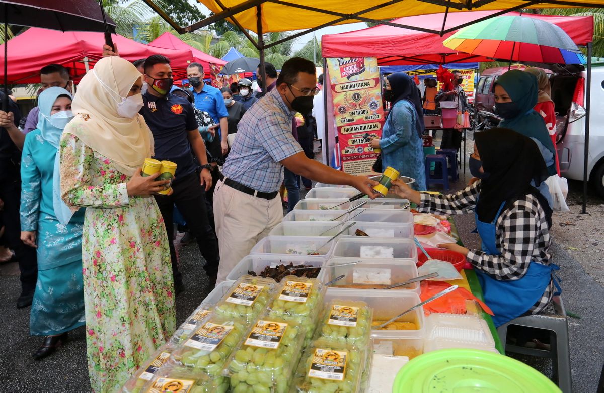 MB agih 300 pek kurma, roti john kepada peniaga, pengunjung bazar Ramadan