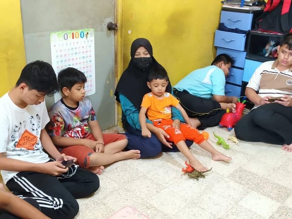 Lima beradik kematian bapa terima duit raya sumbangan Yide