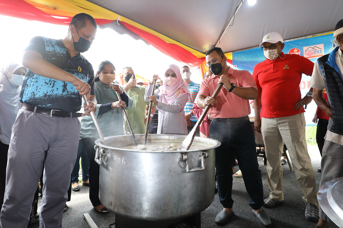 MB, isteri sertai program masak bubur lambuk