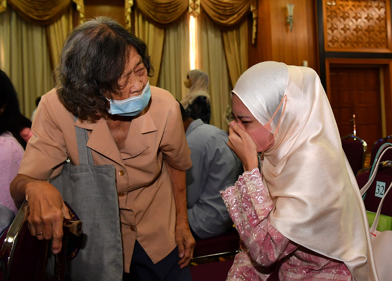 Former stateless child Rohana gets offer to study in UTeM