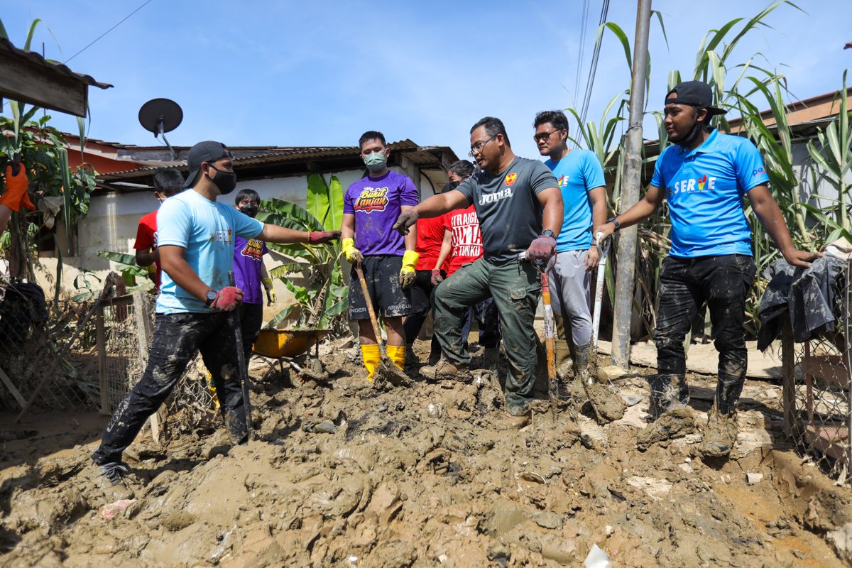 வெள்ளத்திற்குப் பிறகு மாநிலத்தை மீட்க கடினமாக உழைத்த  இளைஞர்களுக்கும் தன்னார்வலர்களுக்கும் எம்பி பாராட்டு