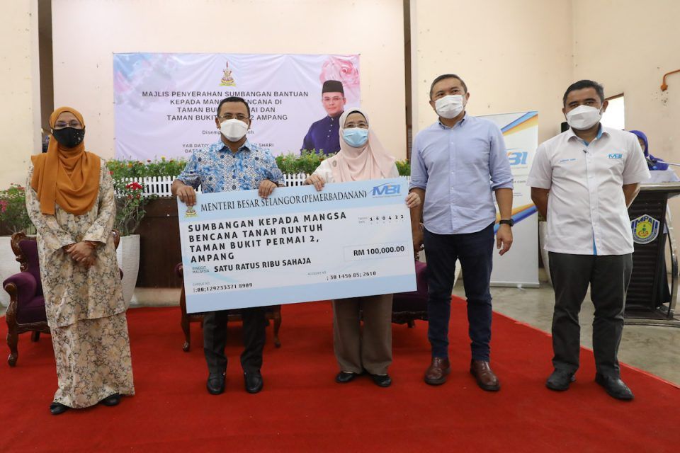 State govt hands over RM135,000 cash aid to Taman Bukit Permai landslide victims