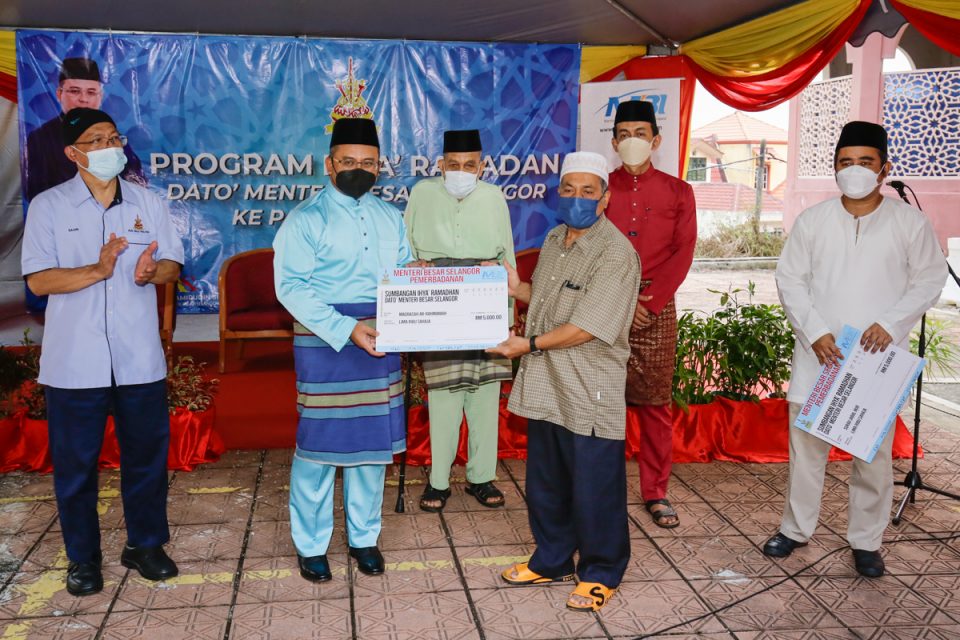 MBI hands out 1,000 food pack every day for Ramadan