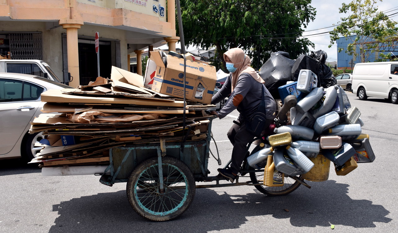 Ibu tunggal kutip barang terpakai demi menyara empat anak