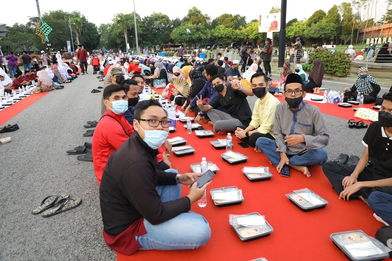 Iftar ala Madinah meriah, personaliti turut serta beramah mesra