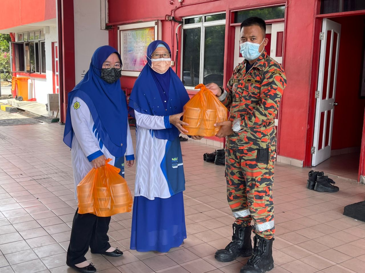 LZS agih lebih 800 bungkus bubur lambuk kepada petugas agensi, masjid