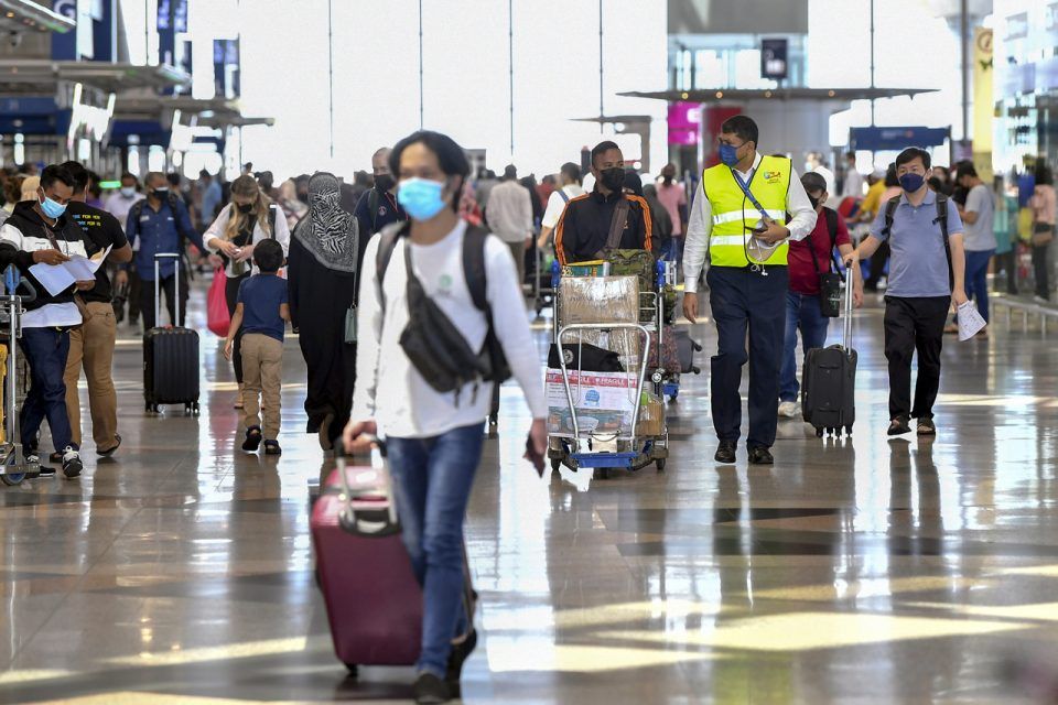 国门重开4天逾有250万人出入境 移民局护照申请增38%