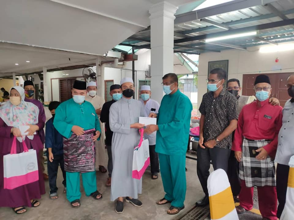 நோன்புப் பெருநாள்- கோத்தா கெமுனிங் தொகுதியிலுள்ள சூராவ், பள்ளிவாசல்களுக்கு வெ. 56,000 நிதியுதவி