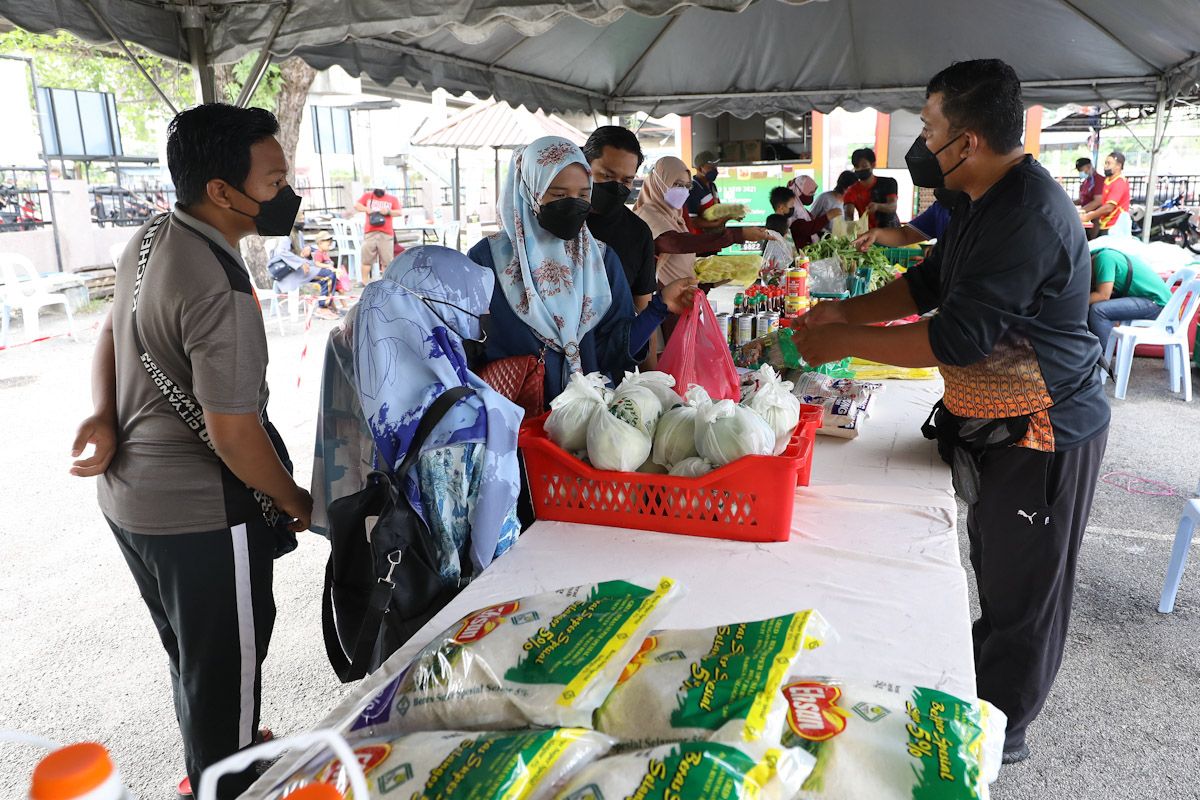 Penduduk manfaat cuti hujung minggu serbu jualan barangan asas murah