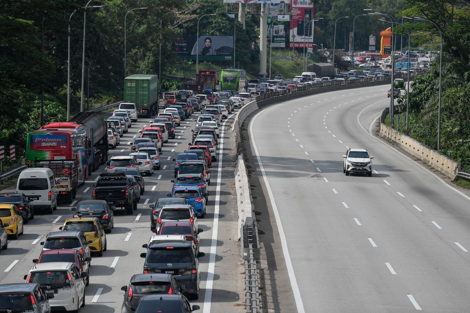 பிளாஸ் நிறுவனம் ஹரி ராயா பெருநாள் விடுமுறை நாட்களில் 1,500 அதிகாரிகளை சுங்கச்சாவடியில் நியமித்துள்ளது 