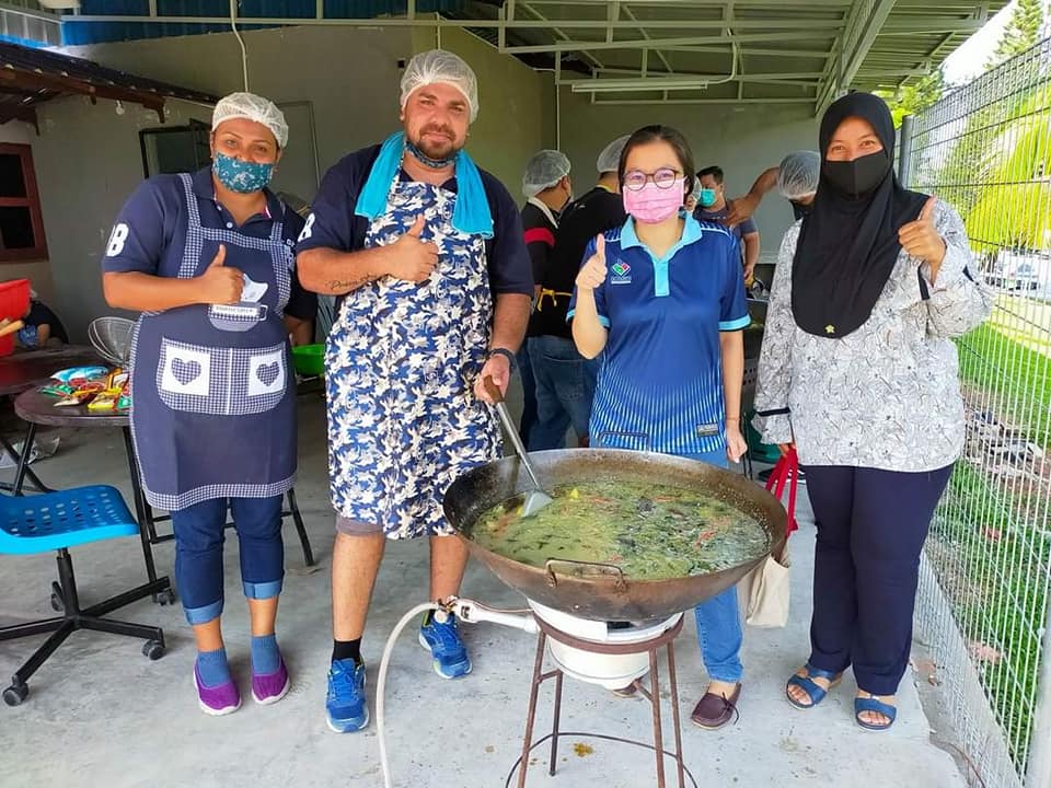 金銮厨房吸引各族老中青献力 为需要者献上爱心饭盒