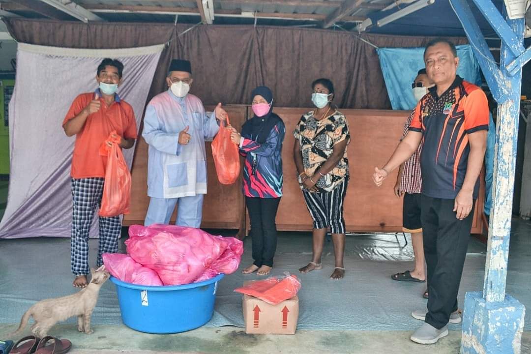 DUN Sungai Ramal edar 500 ayam segar kepada keluarga B40