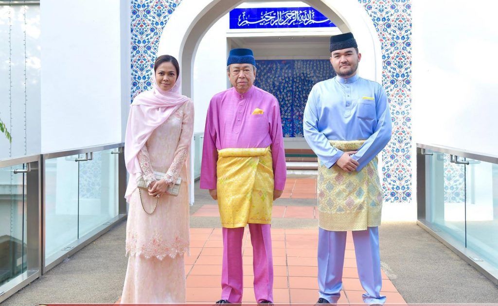 Sultan celebrates first day of Aidilfitri with family, palace officials