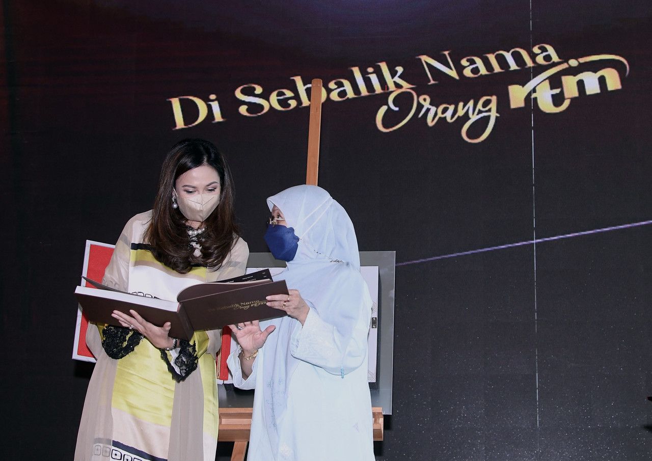 Tengku Permaisuri Norashikin launches coffee table book featuring RTM personalities