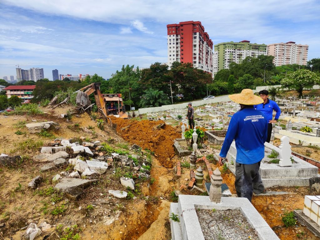 Kampung Tunku Muslim cemetery’s soil sinks, next-of-kin called to identify grave sites