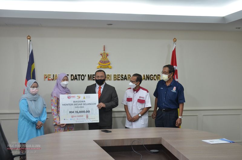 Four UPM students receive education aid from MB
