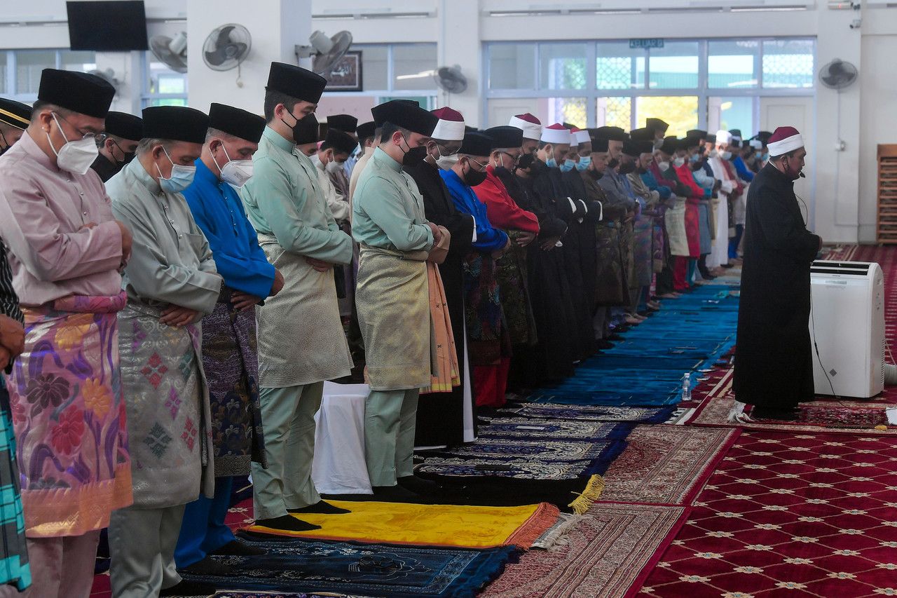 Muslims celebrate Aidilfitri in lively atmosphere this year