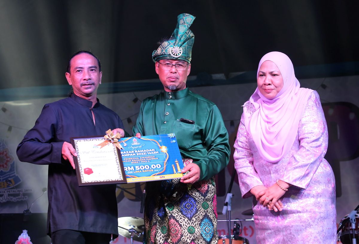 10 ரமலான் பஜார் வர்த்தகர்கள் உரிம நிபந்தனைகளுக்கு இணங்க செயல்பட்டமைக்கு விருதுகளைப் பெற்றனர்