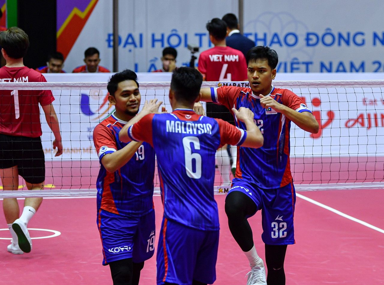 Malaysia overcomes pressure to defend silver in team event