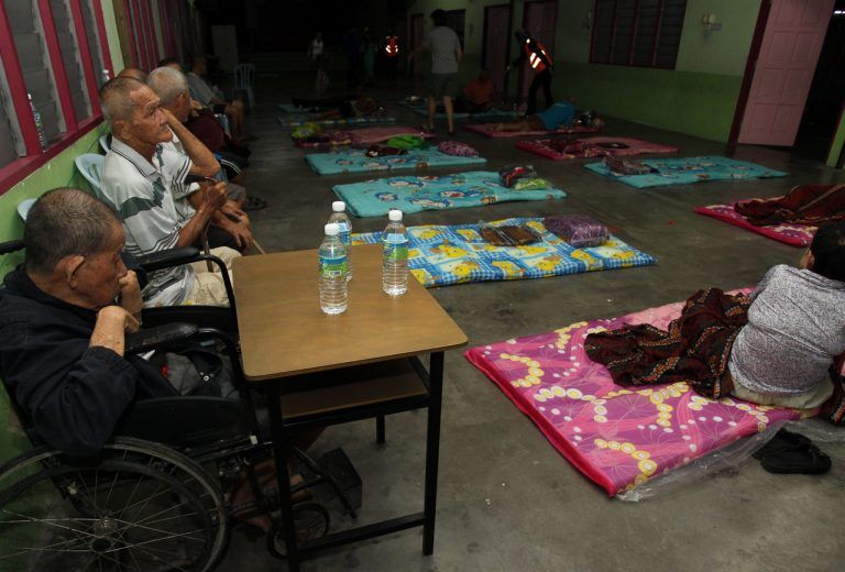 美罗昨午大水灾 一安老院水深至胸部.17老人受困