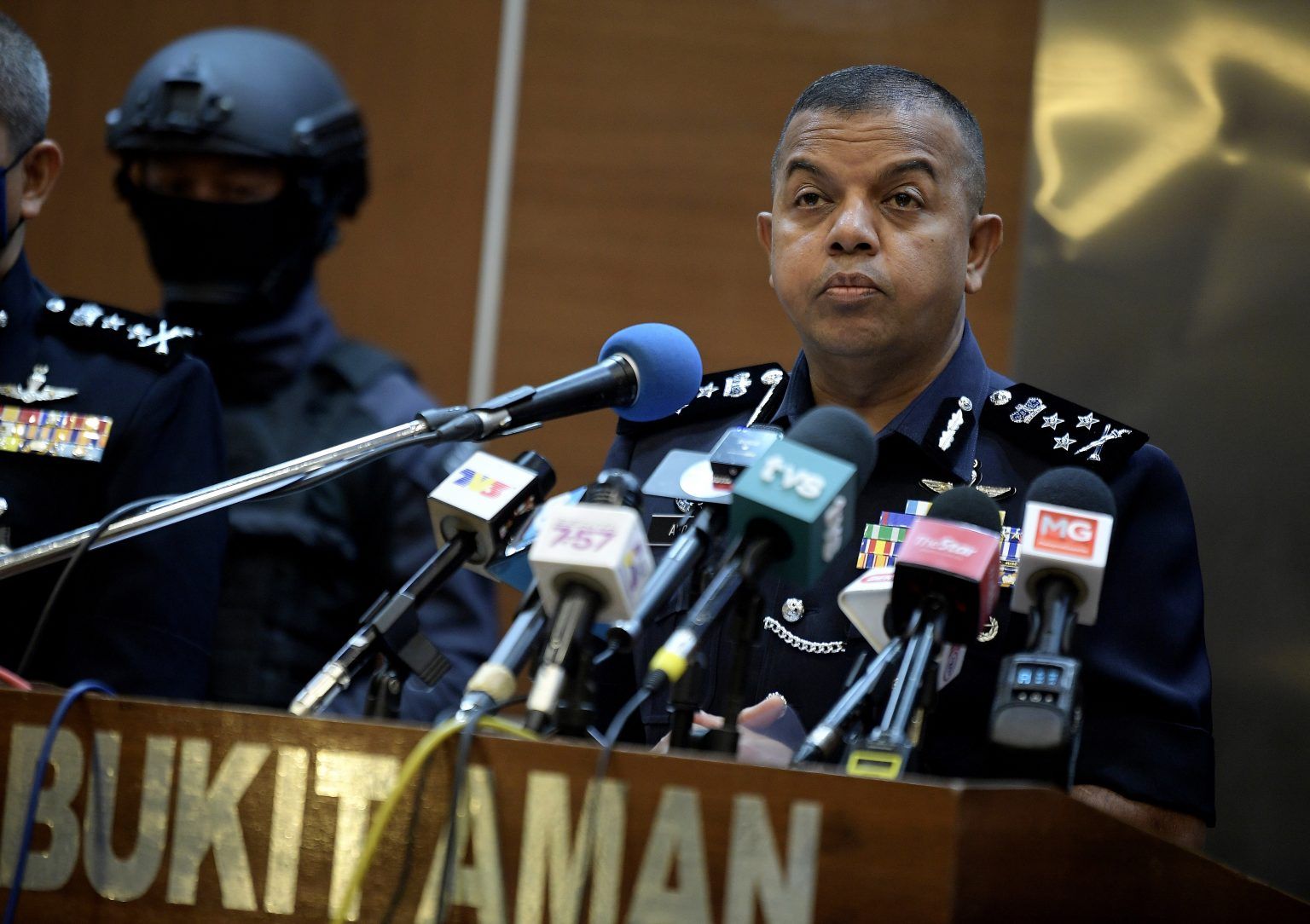 இரு ஆடம்பர அடுக்குமாடி குடியிருப்புகளில் போலீஸ் அதிரடி- வெ. 2.6 கோடி போதைப் பொருள் பறிமுதல்