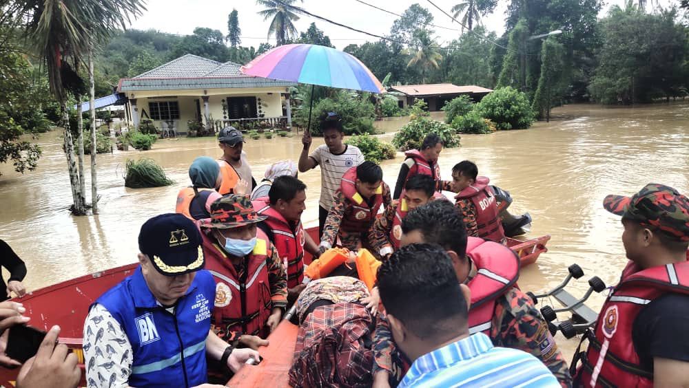 Bomba selamatkan tiga individu terperangkap banjir di Hulu Selangor