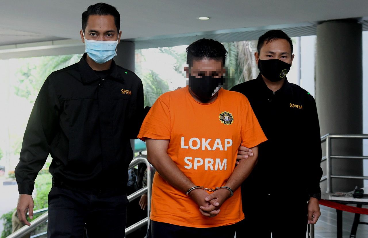 疑受贿8万批学校修复工程 政府助理工程师遭延扣4天