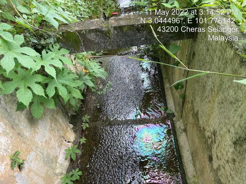 冷岳河附近水沟发现柴油物 雪州水务局与各造快速在4小时内解决