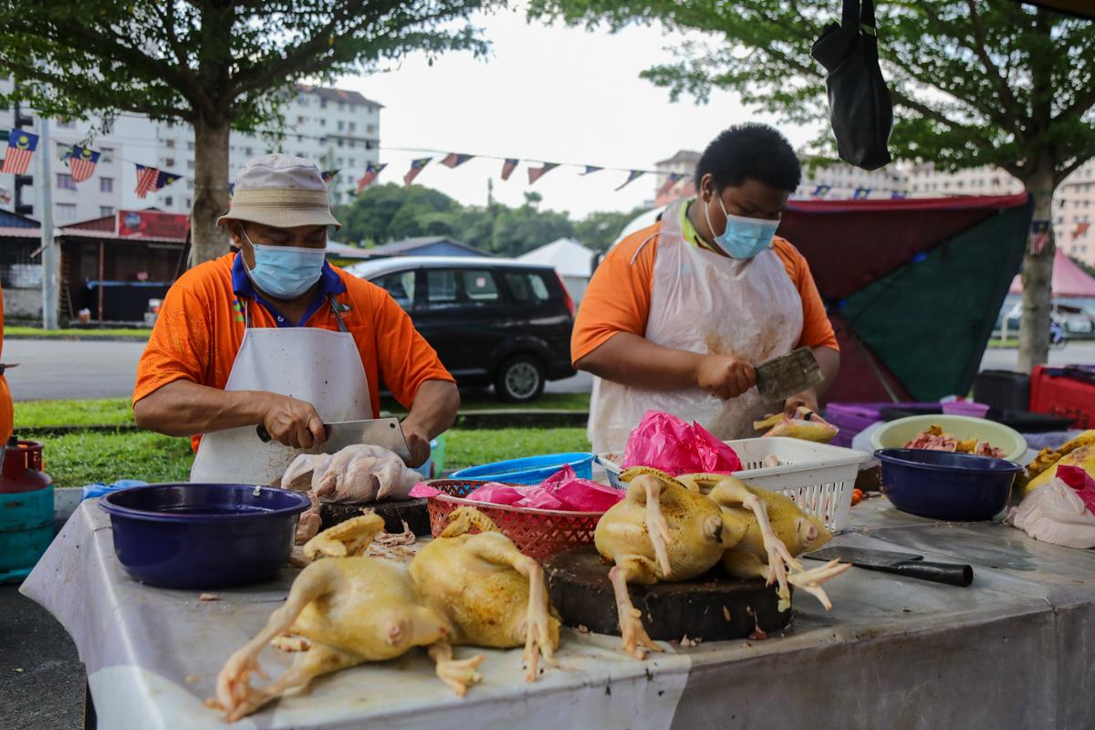 200 chickens sold during affordable goods sale in Ampang