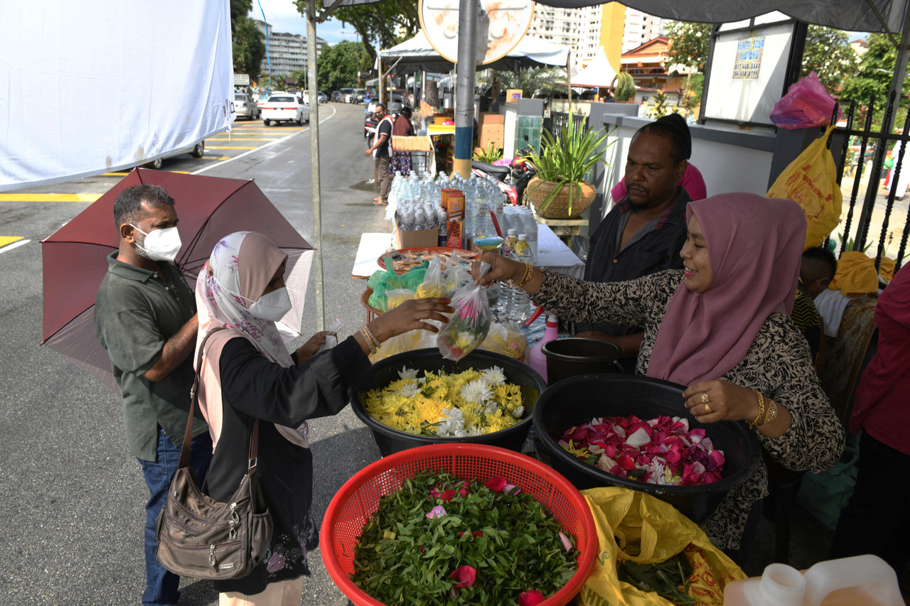 Aktiviti ziarah kubur buka rezeki penjual bunga