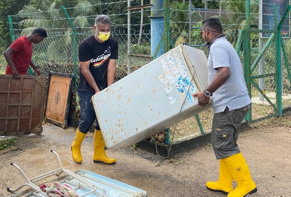 Team Selangor volunteers help clean flood victims homes in Hulu Selangor