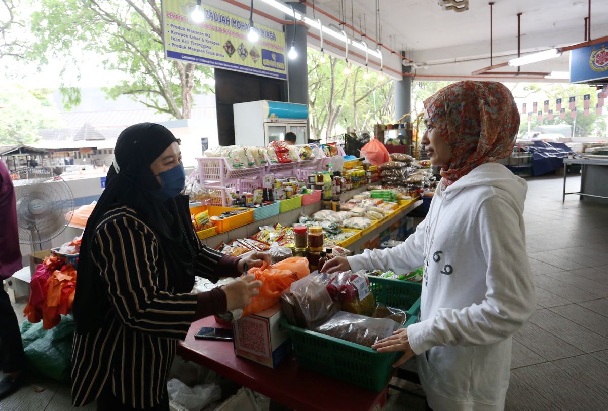 Raya awal sehari, Pasar Seksyen 6 jadi tumpuan beli bahan masak