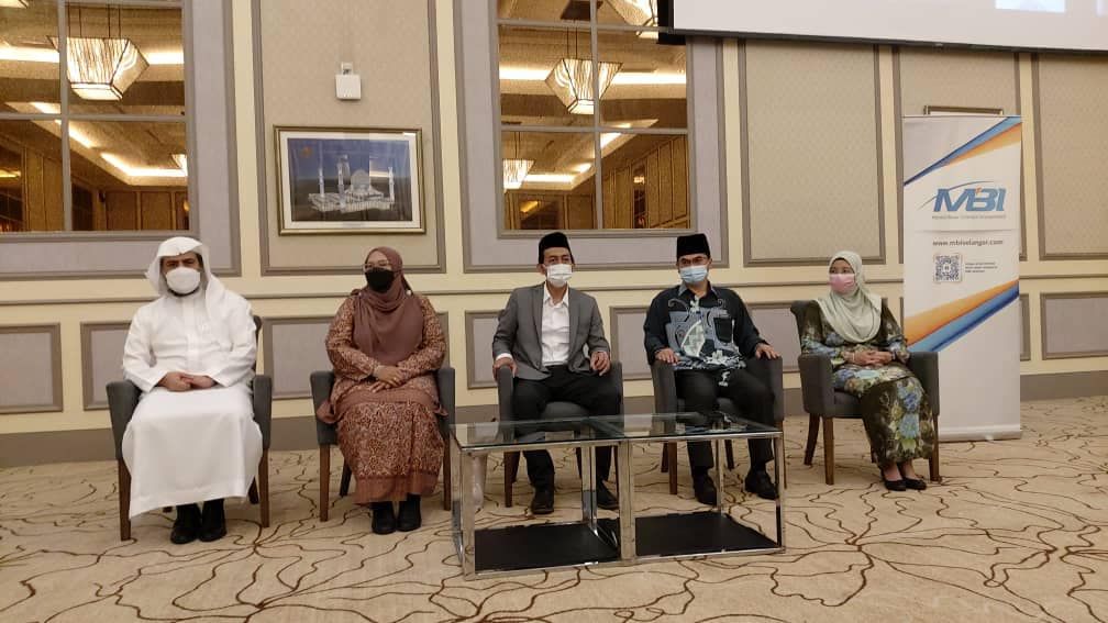 Mais sumbang 400 kain pelikat kepada pegawai masjid kariah