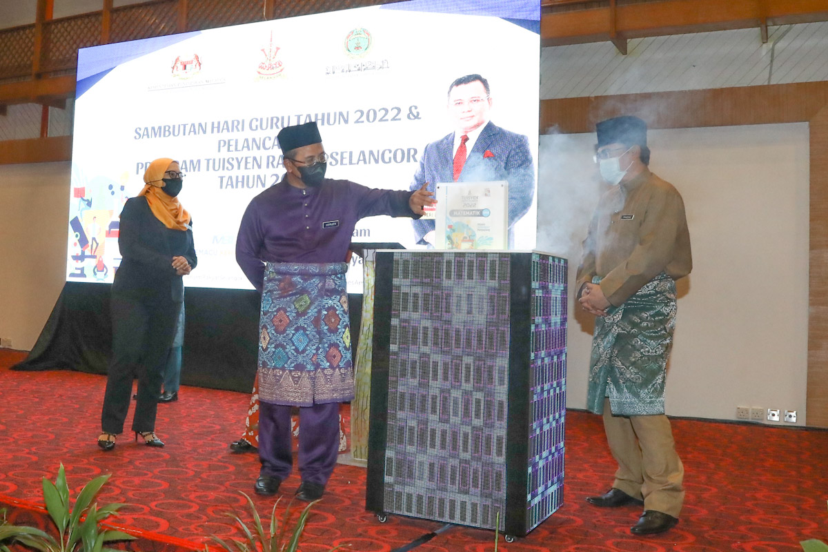 MB hadir sambutan Hari Guru, lancar program tuisyen percuma