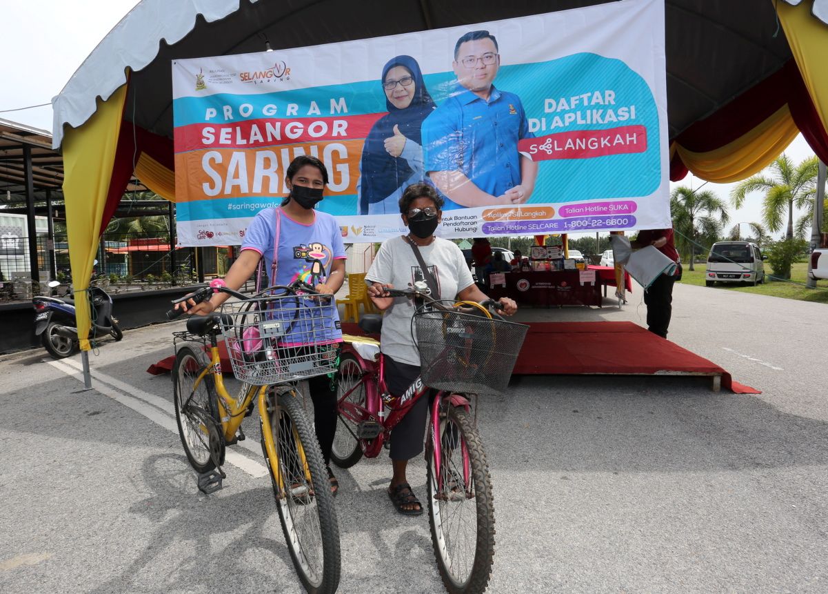 மூன்று கிலோமீட்டர் சைக்கிளை மிதித்து, இலவச கண் பரிசோதனை யில் கலந்து மாணவர் பயனடைகிறார்கள்