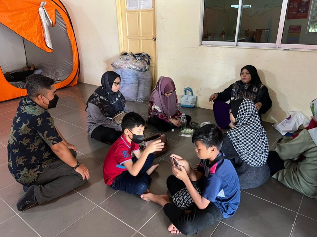 Dengkil fire victims receive MBI donations