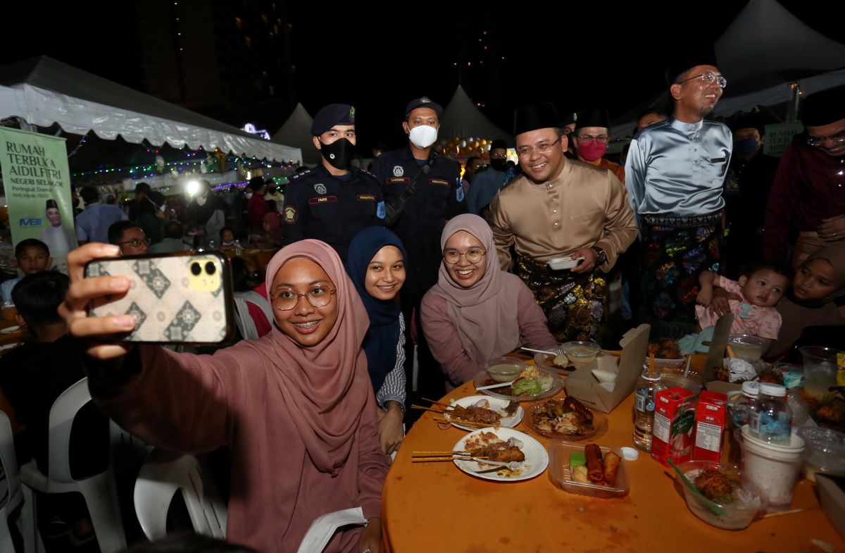 Sepanjang minggu serata daerah, puluhan ribu hadir rumah terbuka negeri