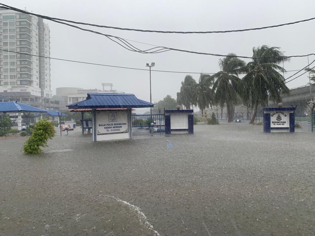 அடை மழை காரணமாக சிகிஞ்சானில் வெள்ளம்- ஆயிரக்கணக்கான வீடுகள் பாதிப்பு