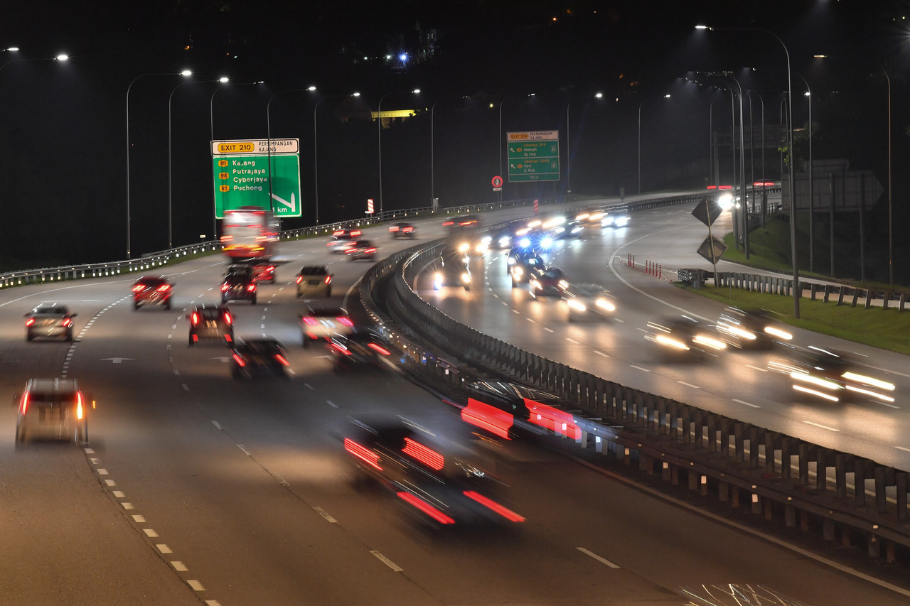Aliran trafik di lebuhraya menghala utara, selatan perlahan malam ini 