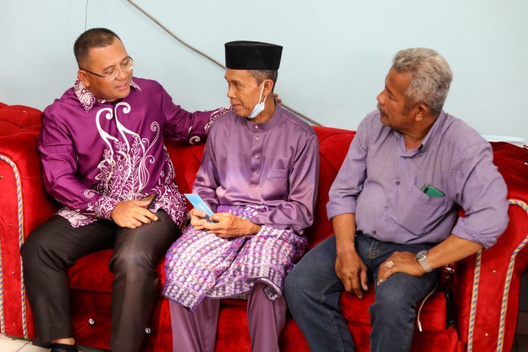 雪州大臣慰问已故足球前锋的家人