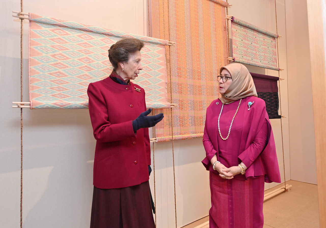 Members of British Royal Family visit royal Pahang weave exhibition