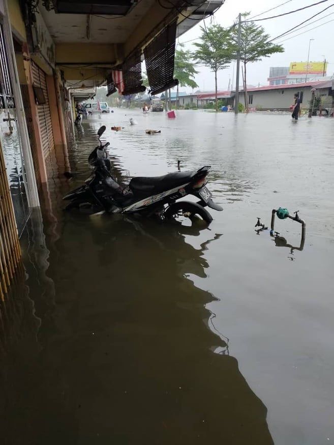 适耕庄今日大涨潮又下豪雨 当地多区引发闪电大水灾