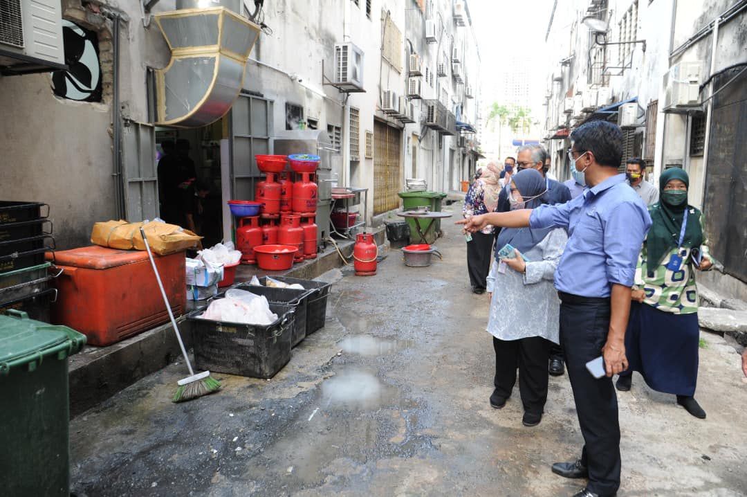 梳邦再也市长亲自下场巡辖区 一食肆违反条件被勒令关闭