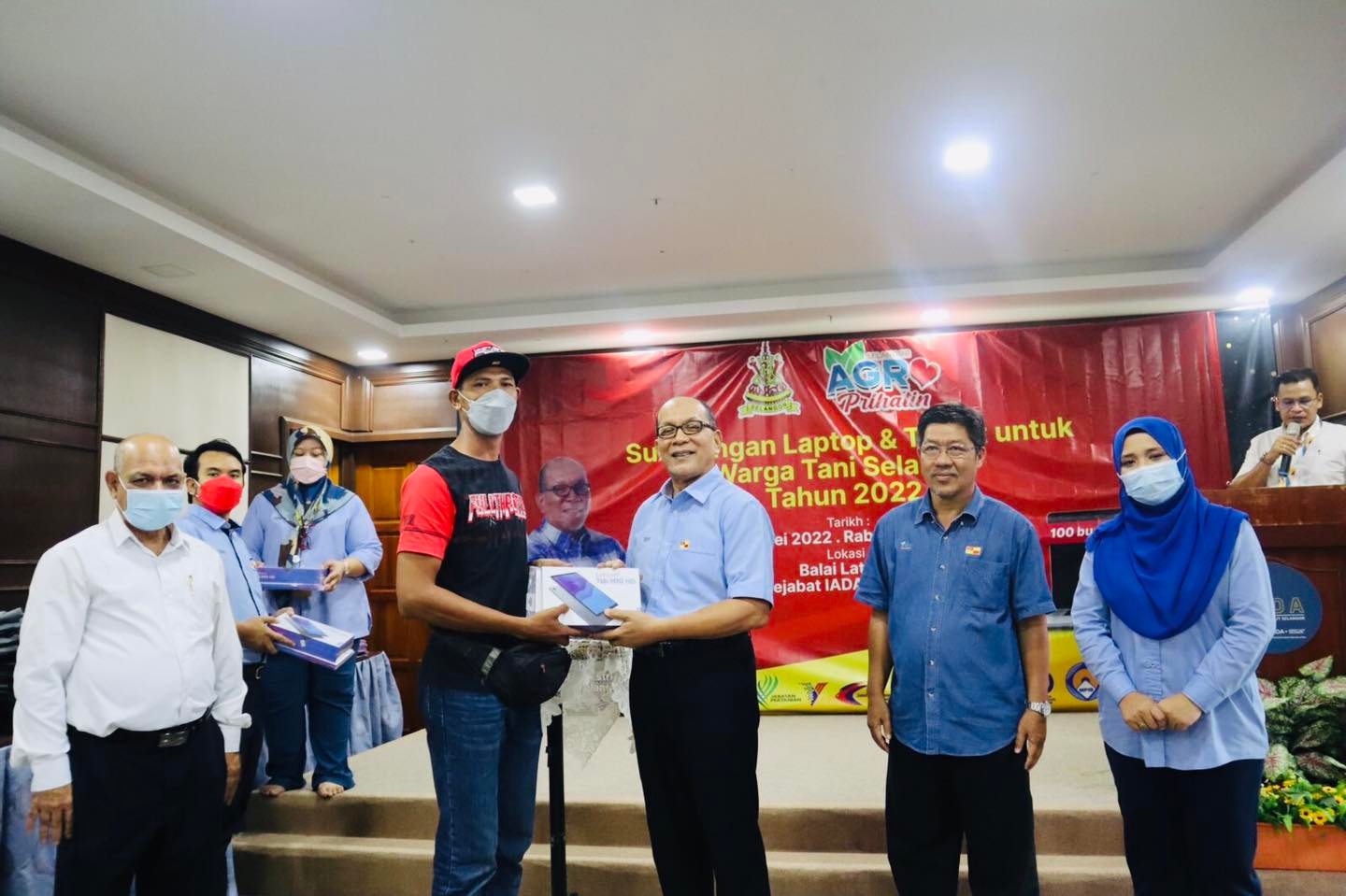 Farmers in three Selangor districts receive laptops, tablets from state govt