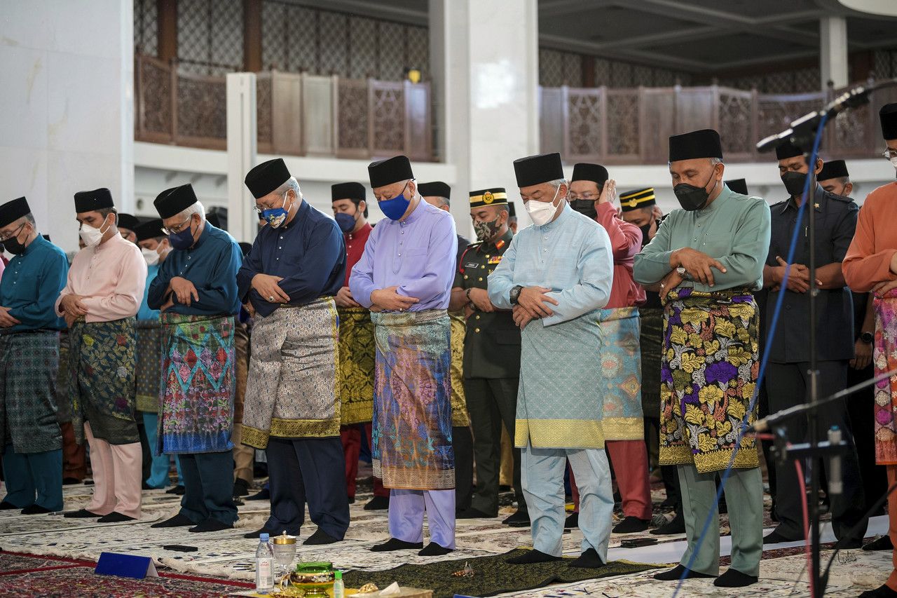 King, Queen perform Aidilfitri prayers at Federal Territory Mosque