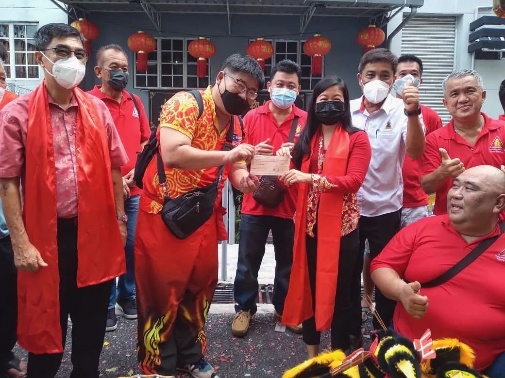 林怡威赞助2头舞狮及拨5000令吉   助双溪威新村义益俱乐部发扬文化