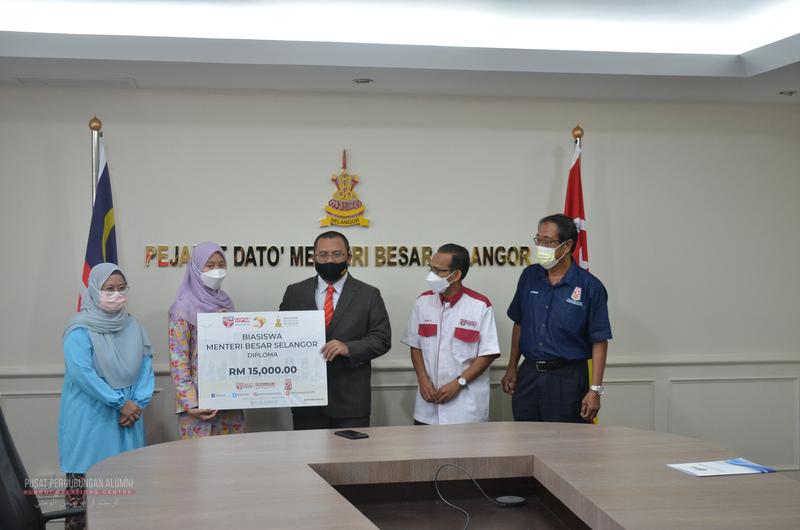 MB serah bantuan pengajian kepada empat pelajar UPM