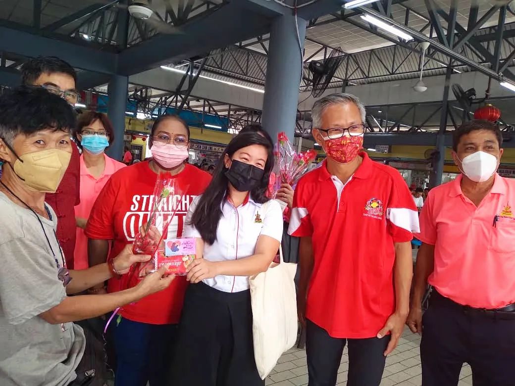 林怡威潘俭伟到双溪威派鲜花巧克力 祝妈妈们母亲节快乐