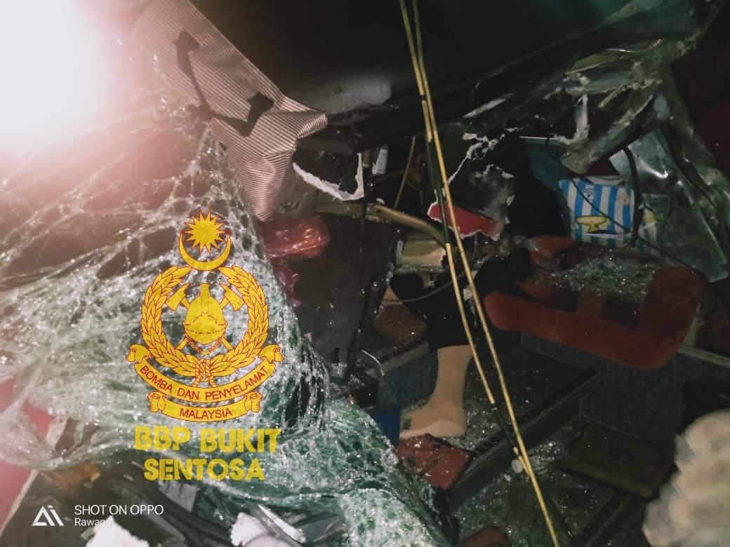 南北大道长巴撞拖格罗里 前座一女乘客夹尸