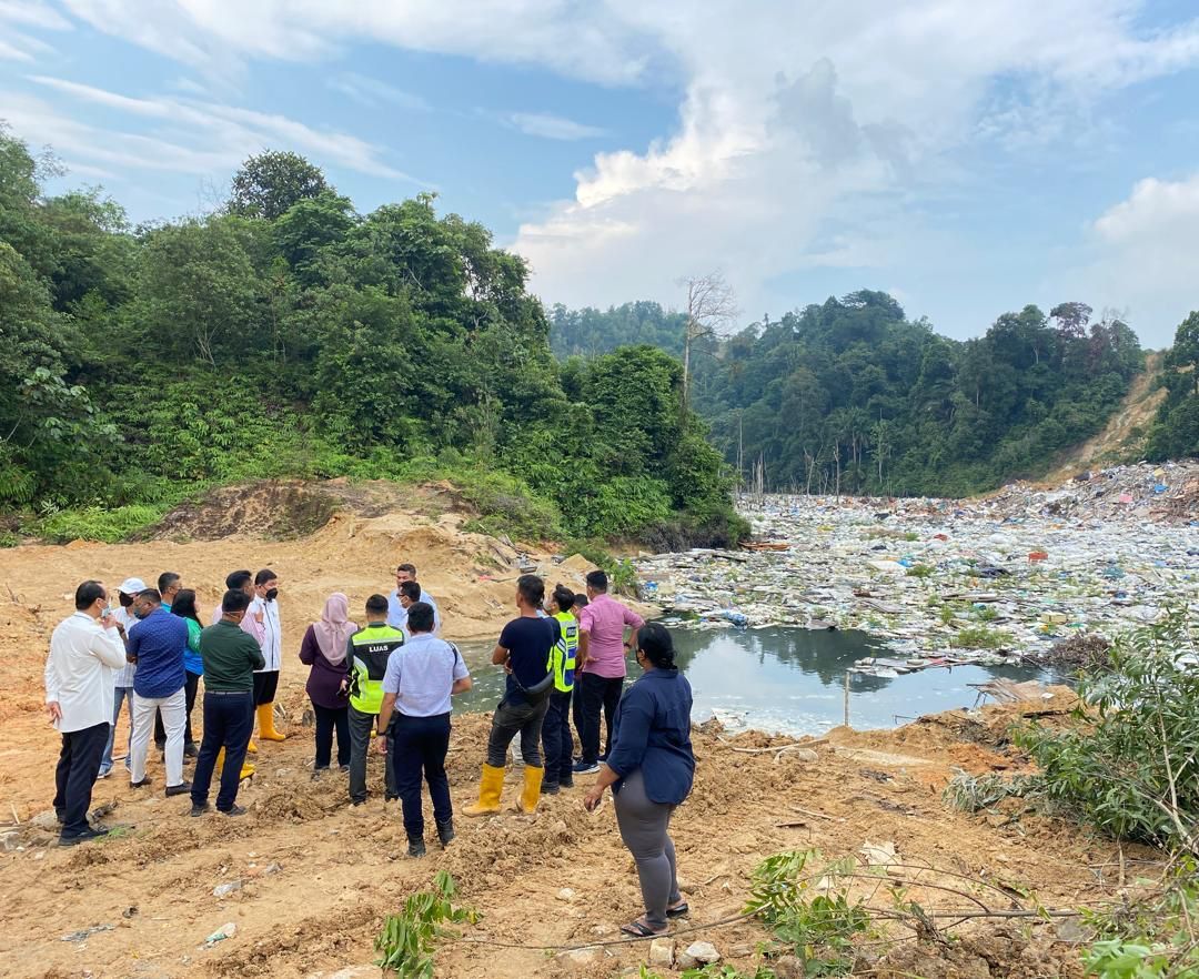 தாசேக் ஆயர் ஹீத்தாம் சட்டவிரோத குப்பை கொட்டும் மையத்திற்கு செல்லும் வழி மூடப்பட்டது